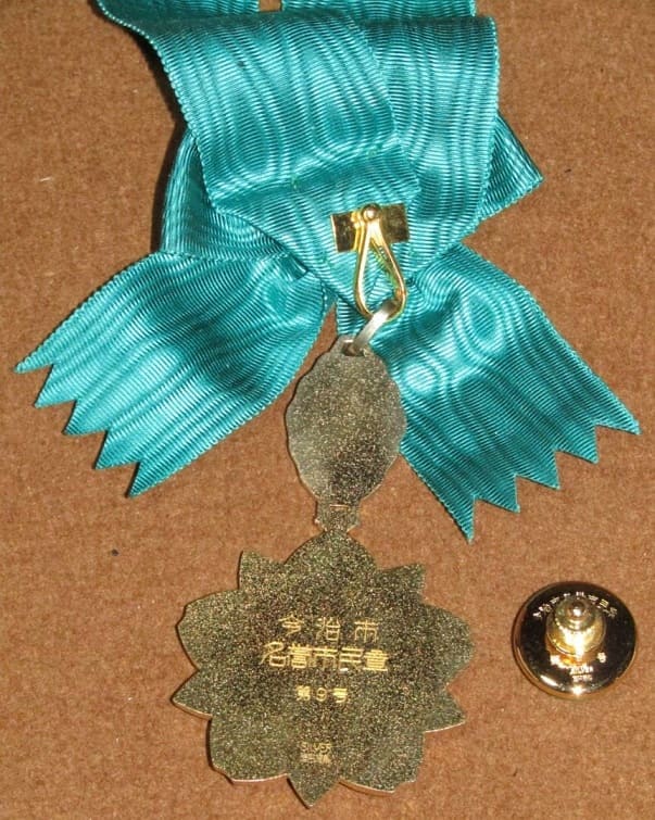 Imabari City Honorary Citizen Medal  今治市名誉市民章.jpg