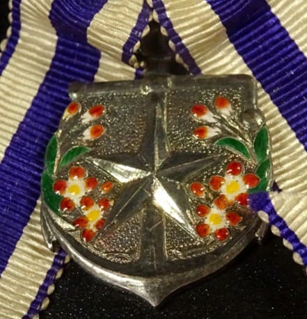 Japanese Army and Navy Officers' Wives Association  Meritorious Service Badge.jpg Japanese Army and Navy Officers' Wives Association  Meritorious Service Badge.jpg