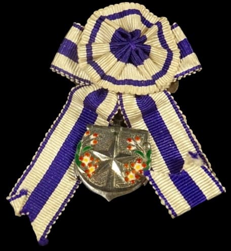 Japanese  Army and Navy Officers' Wives Association  Meritorious Service Badge.jpg Japanese  Army and Navy Officers' Wives Association  Meritorious Service Badge.jpg