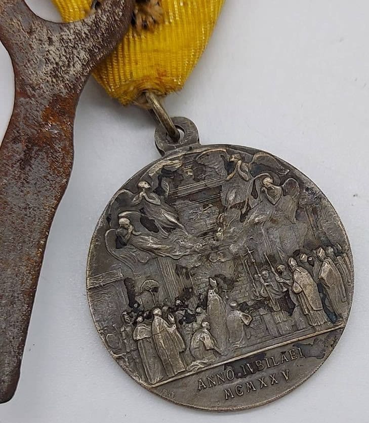 Japanese medal bar with 1925  Vatican Mission Exposition Medal in Silver.jpg