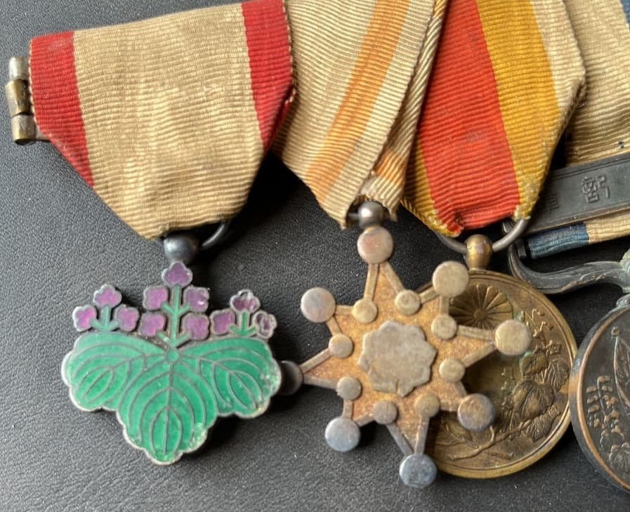 Japanese Medal Bar with marked  orders 七 美.jpg