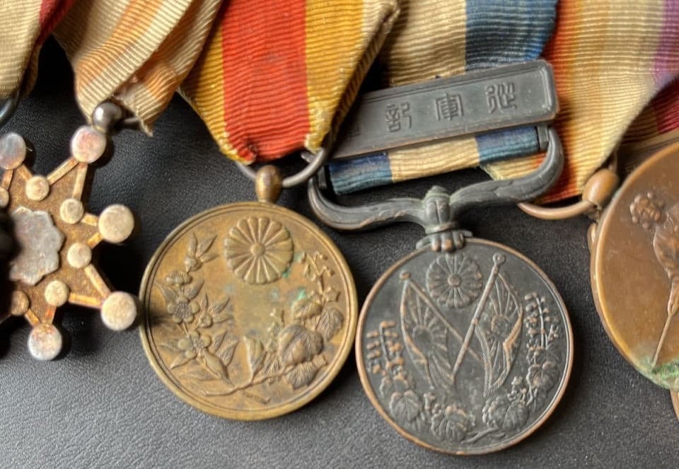 Japanese Medal  Bar with marked orders 七 美.jpg