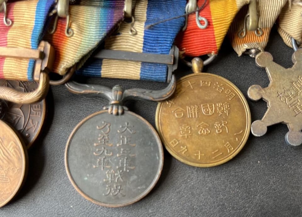 Japanese Medal Bar  with  marked orders 七 美.jpg