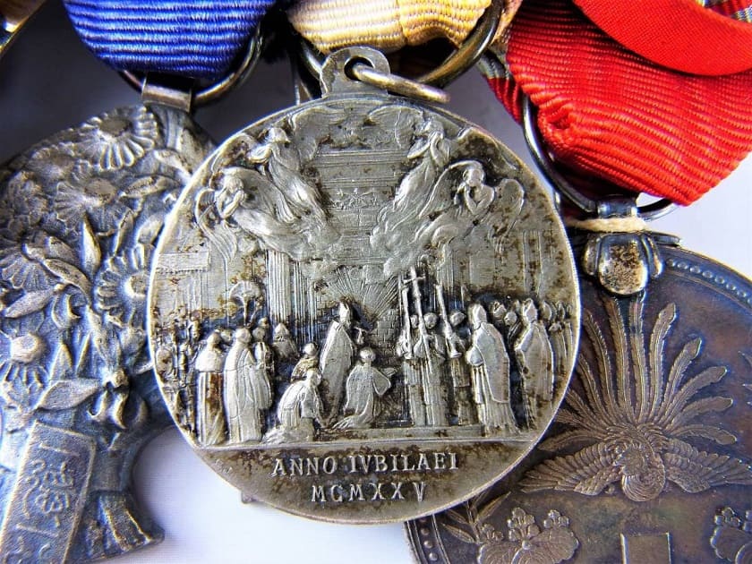 Japanese Medal Bar with Medal of the Holy See.jpg