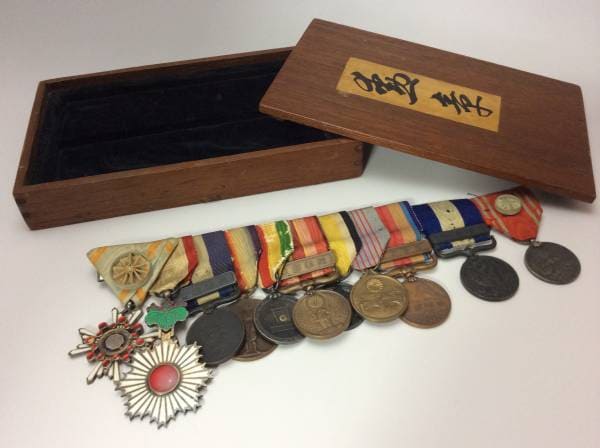 Japanese Medal Bar  with  two 1914-1915 1914-1920 medals.jpg