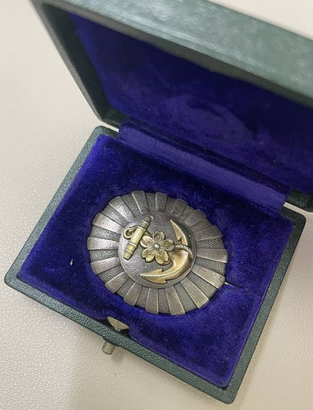 Japanese Naval Academy  Graduation  Badge with Slotted Rays.jpg
