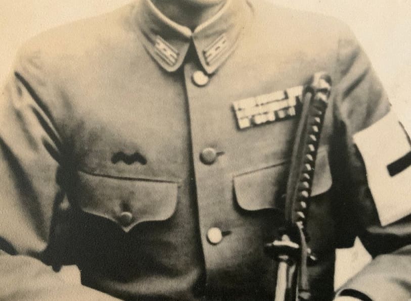 Japanese  officer with ribbon bar.jpg