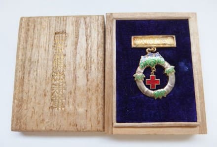 Japanese Red Cross Society 2nd  Class Charity Badge 日本赤十字社二等篤志表章.jpg