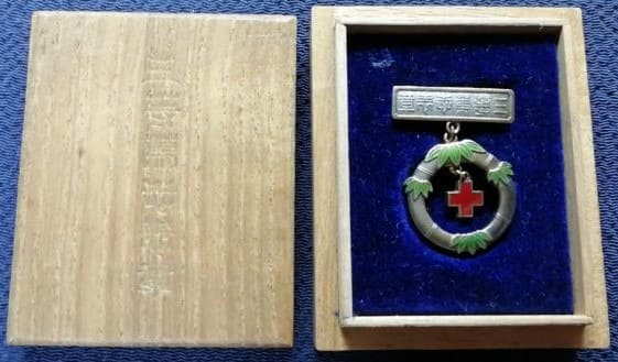 Japanese Red Cross Society Charity Badge with mark ナ.jpg