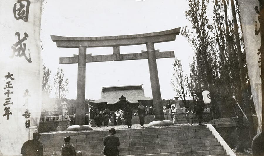 Japanese residents of  Dairen.jpg