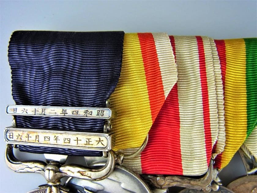 Japanese_Medal Bar with Medal  of the Holy See.jpg