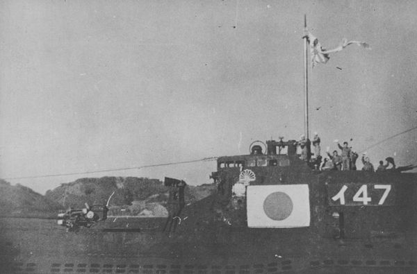 Japanese_submarine_I-47_in_1944.jpg