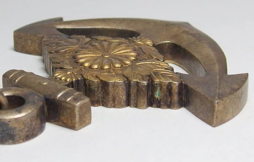 昭和七年十一月久邇宮朝融王殿下海軍大学校甲種学生御卒業 記念章.jpg