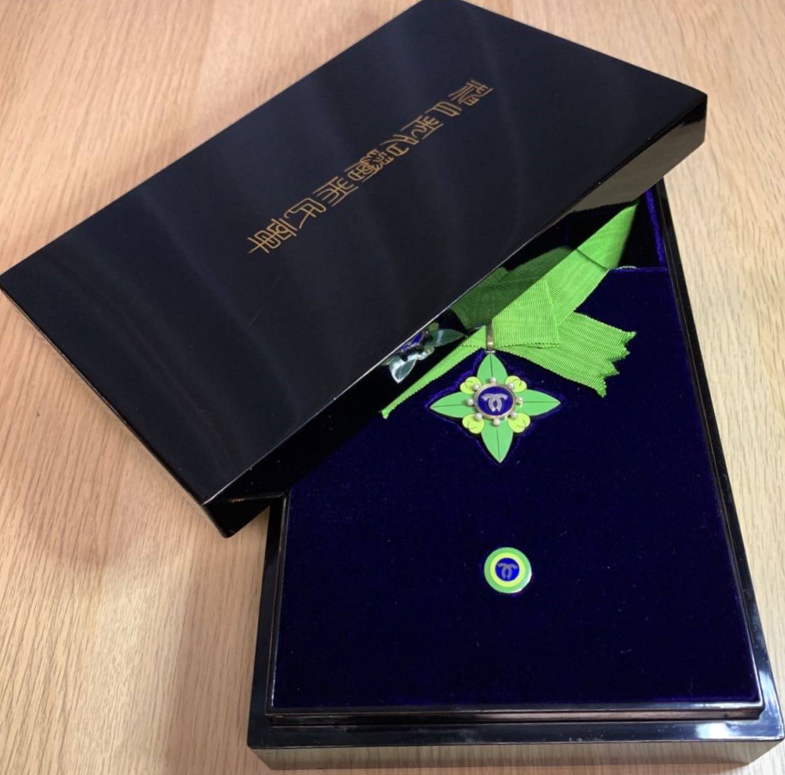 Kobe City Honorary Citizen Badge 神戸市名誉市民章.-.jpg