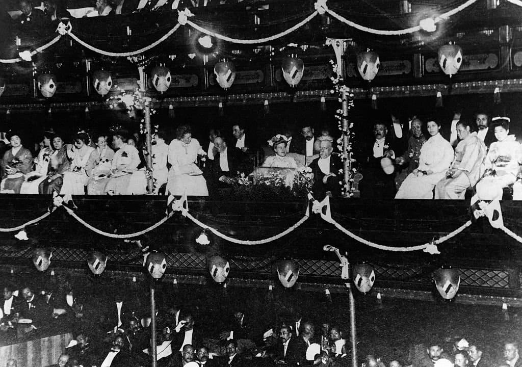 Koch attending a stage performance in honor of Koch in the Kabuki theatre in Tokyo.jpg