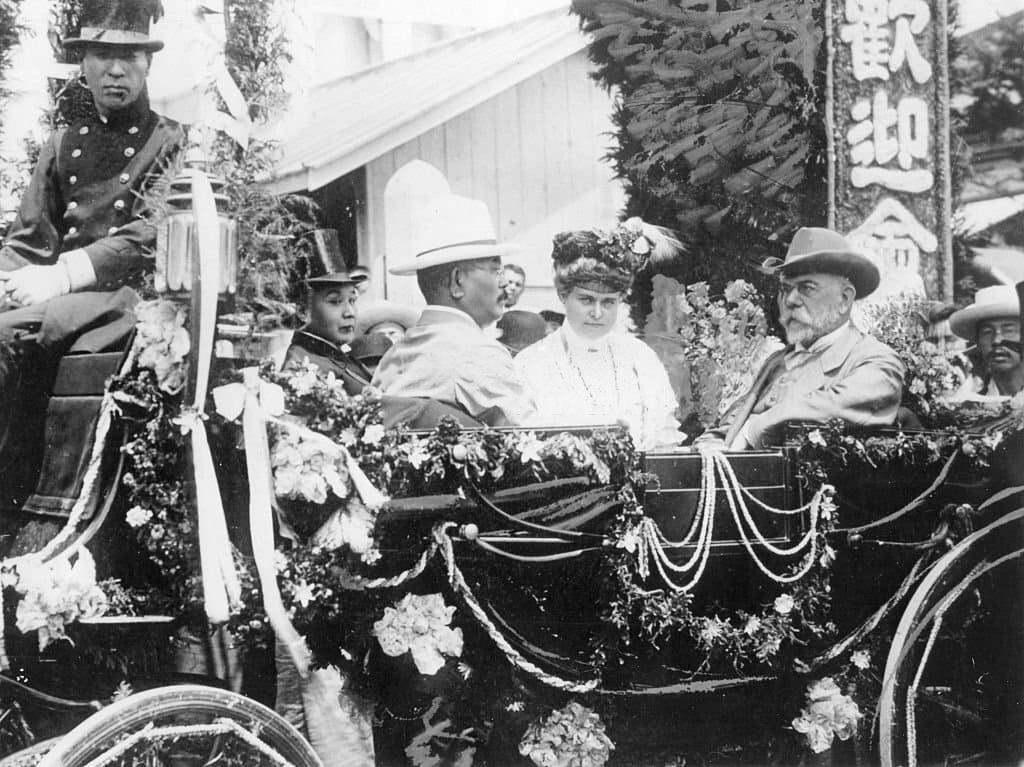 Koch (right) with his wife Hedwig in a horse carriage.jpg