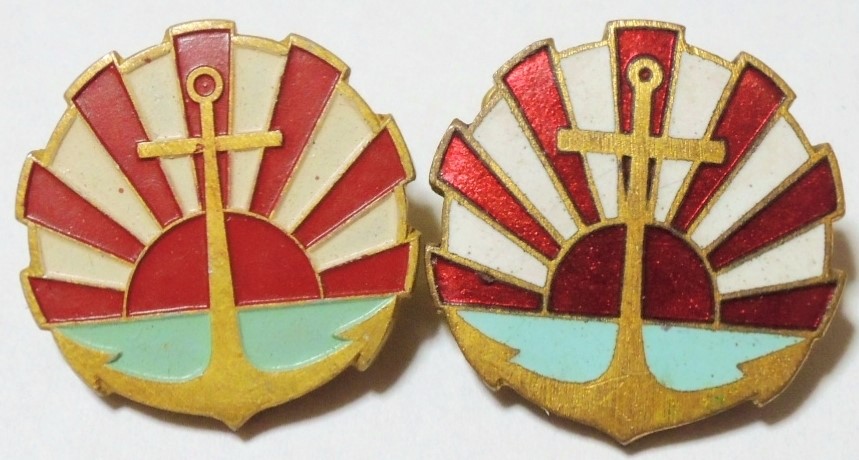 Late war badge vs. early badge..jpg