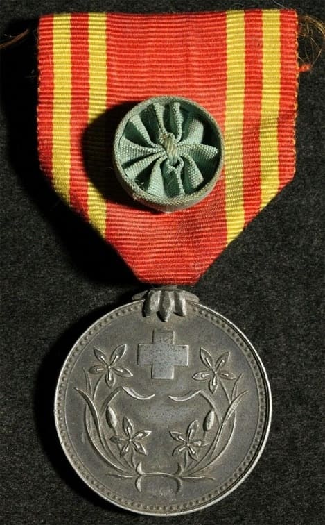 Late War Manchukuo Red Cross Society Lifetime  Regular Supporter Member Medal.jpg