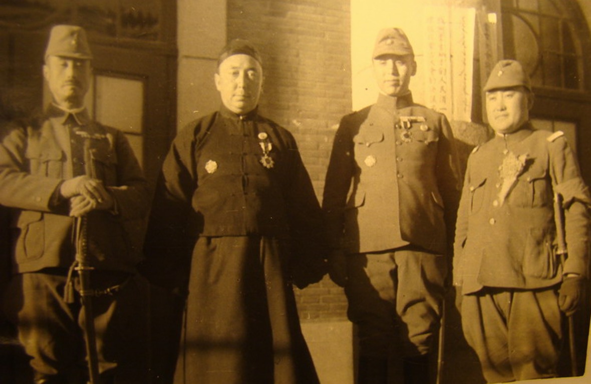 Li Shouxin and other high-rank officers of Mengjiang army.jpg