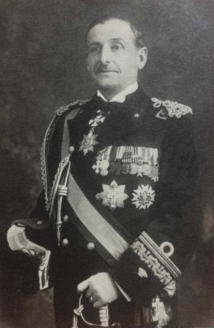 lian Vice-admiral with Double Dragon order.jpg