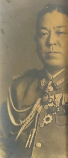 Lieutenant  general with 1st type of Order of the Crown.jpg