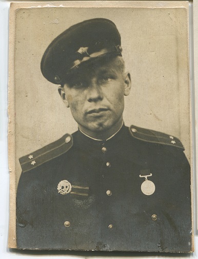 Lieutenant with the medal for bravery and Dobrolyot badge.jpg