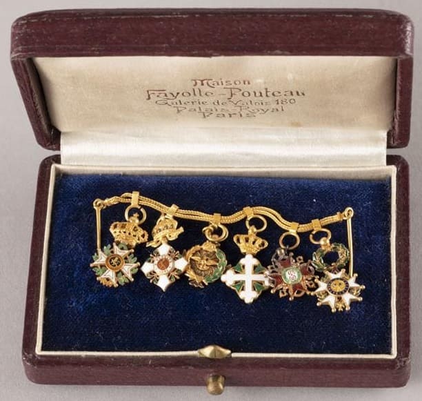 Maison Fayolle-Pouteau  awards miniatures.jpg