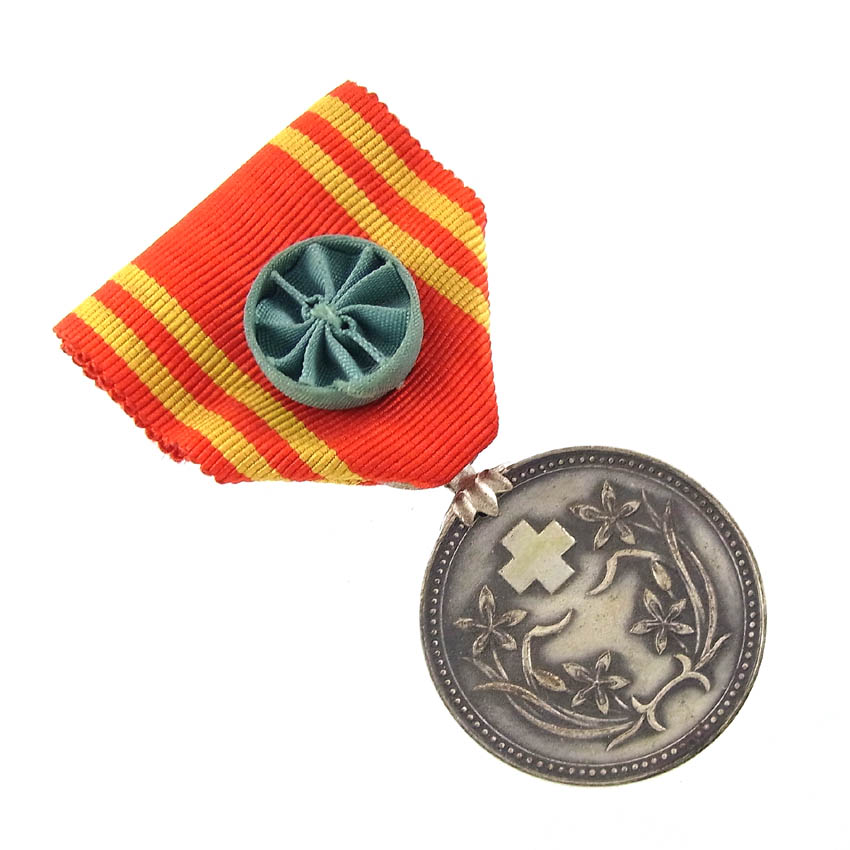Manchukuo Red Cross Society Lifetime Supporter Member Medal 満州国赤十字社終身正賛助員章.JPG