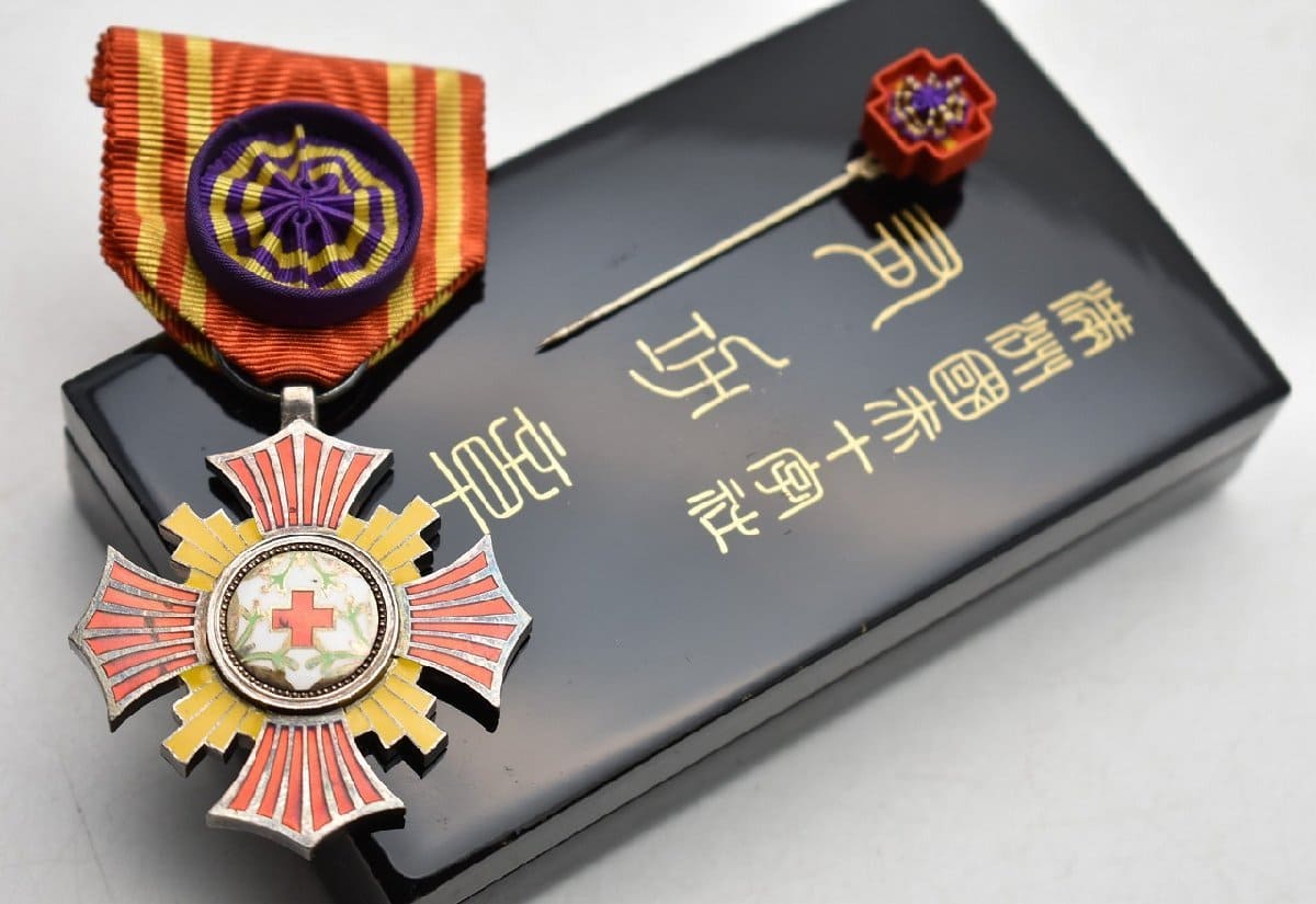 Manchukuo Red Cross Society Merit Order  満州国赤十字社有功章.jpg