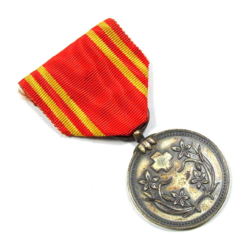 Manchukuo Red Cross Society Regular Supporter Member Medal 満州国赤十字社正賛助員章.JPG