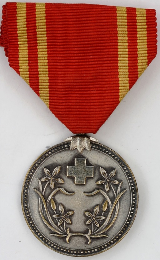 Manchukuo Red Cross Society Regular Supporter Member Medal 満州国赤十字社正賛助員章.jpg