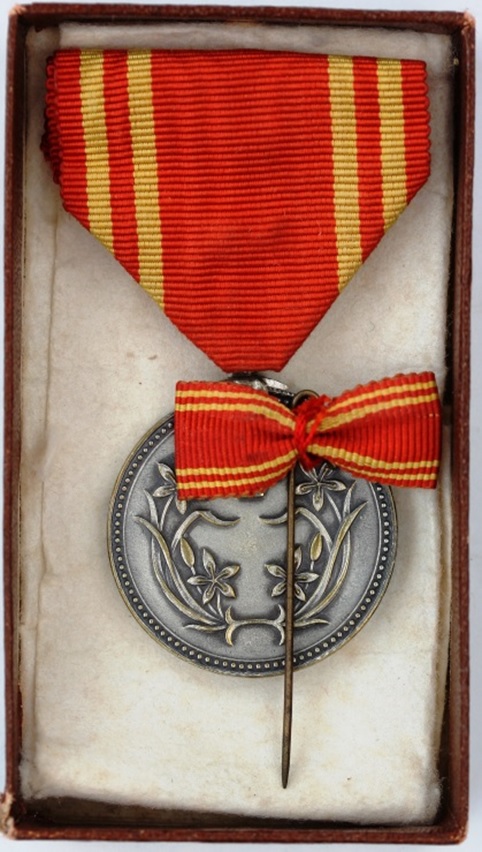 Manchukuo Red Cross Society Regular  Supporter Member  Medal 満州国赤十字社正賛助員章.jpg