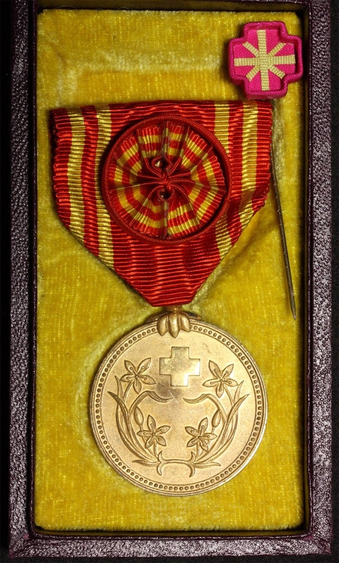 Manchukuo  Red Cross Society Special  Supporter Member Medal.jpg