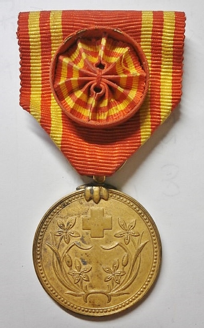Manchukuo Red Cross Society Special Supporter Member Medal 満州国赤十字特別贊助員章.jpg