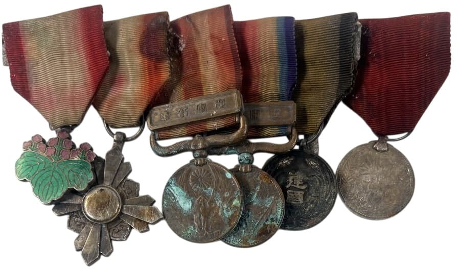 Medal bar with Auspicious Clouds.jpg