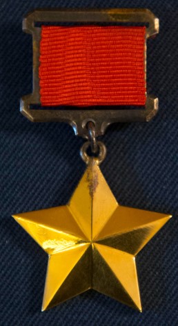 Medal Gold Star of the Hero of the USSR No. 7931 I.V. Stalin.jpg
