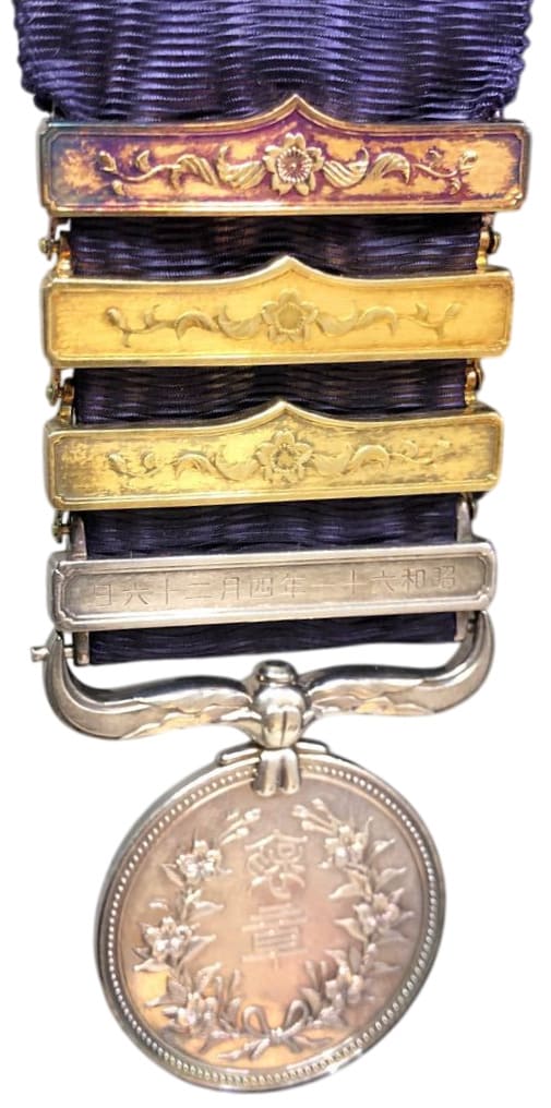 Medal of Honor with three medal bars.jpg