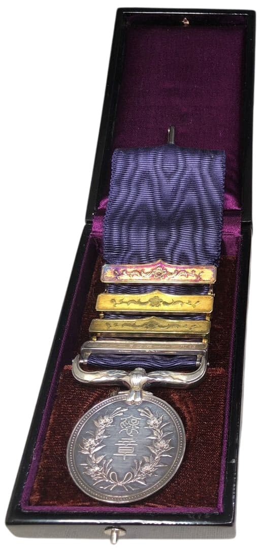 Medal of Honor  with three medal bars.jpg