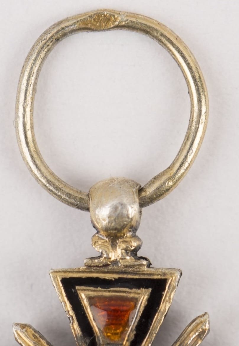 Миниатюрный знак ордена  Святого Владимира с мечами.jpg