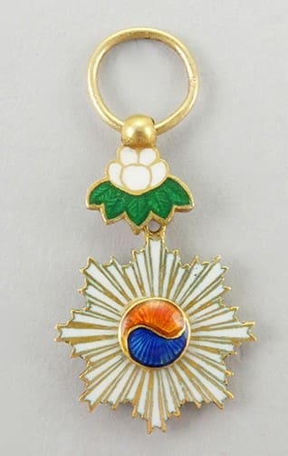 Miniature Korean Order of the Taeguk.jpg
