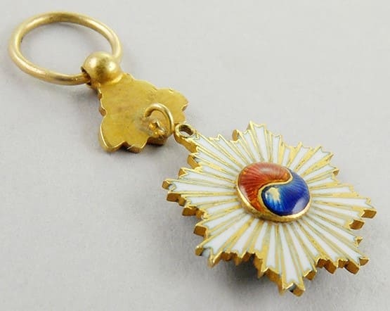 Miniature Korean Order of  the Taeguk.jpg