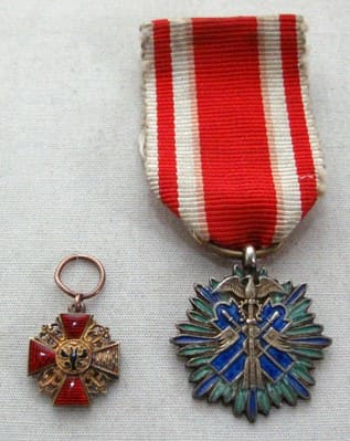 Miniature Russian Order of St.Anna for Non-Christians.jpg