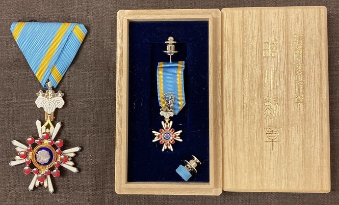 Modern miniature of  sacred  treasure order.jpg