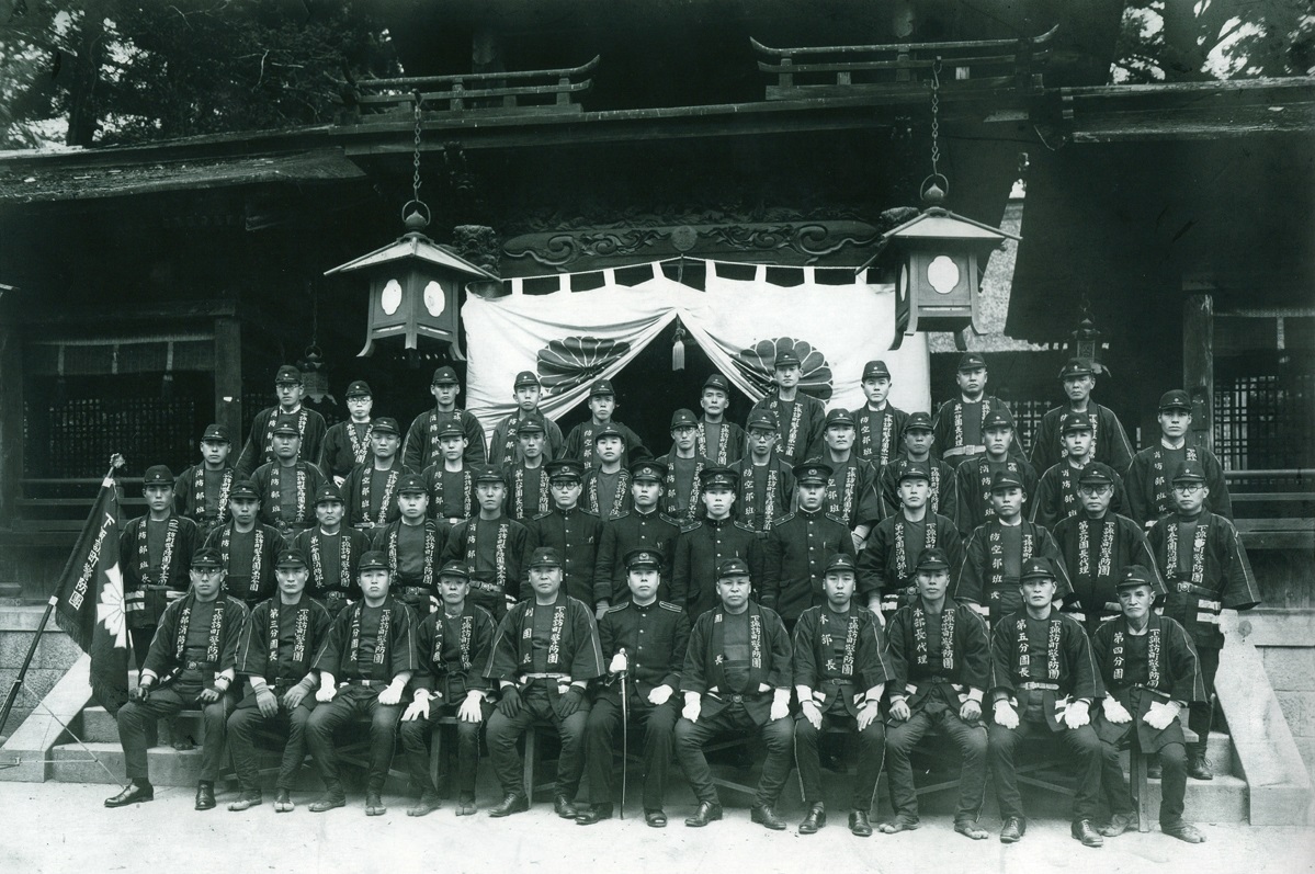 下諏訪町警防団の集合写真、昭和14（1939）.jpg