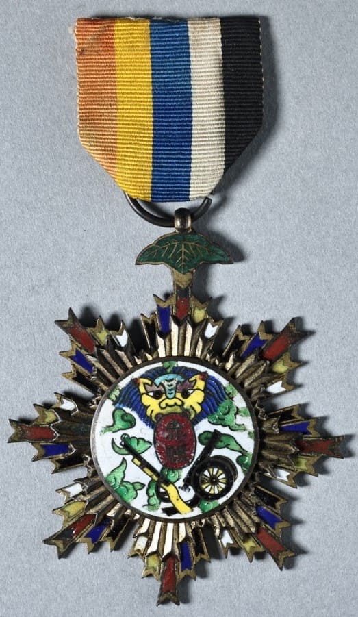 Order of Extreme Bravery (a.k.a. Order of Golden Lion)忠勇勳章.jpg