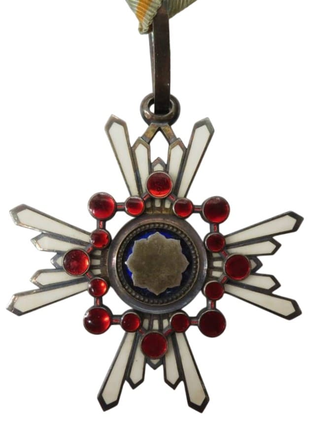 Order of Sacred Treasure 3rd class with mark М.jpg