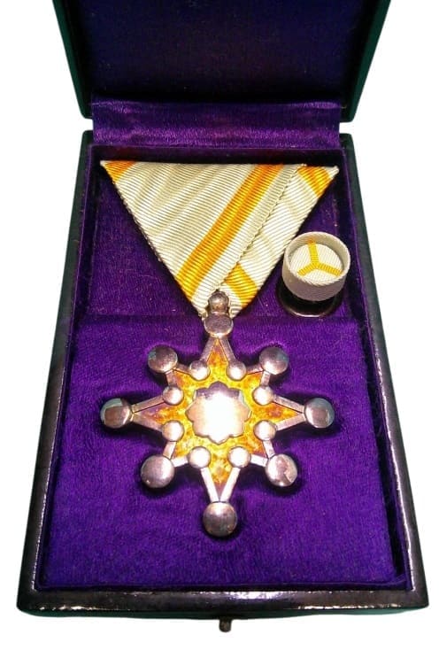 Order of Sacred Treasure 8th class with  mark М.jpg