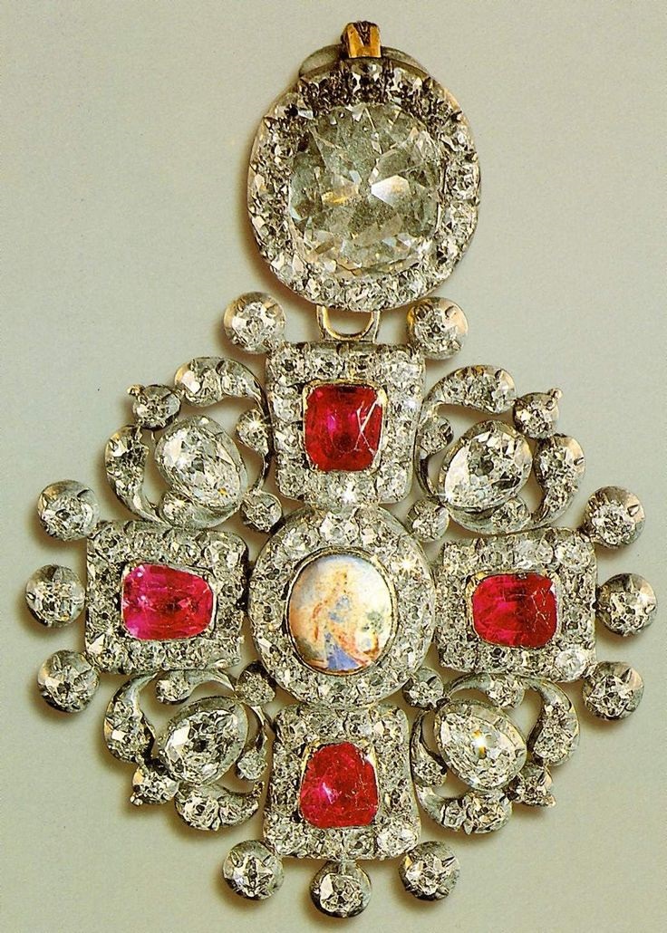 Order of St. Anne with Diamonds from the collection of Russian Diamond Fund.jpg