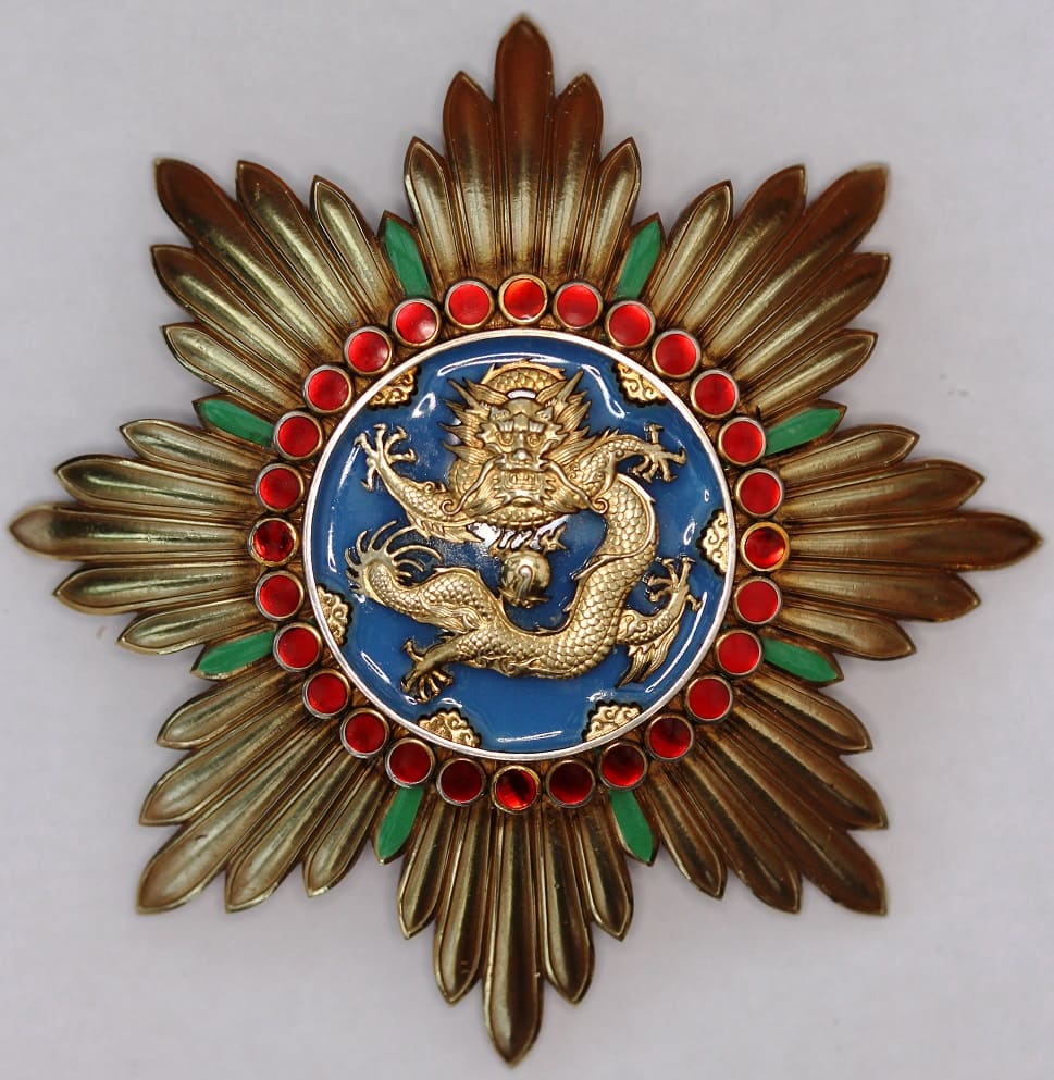 Order of the Illustrious Dragon Breast Star unmarked.jpg