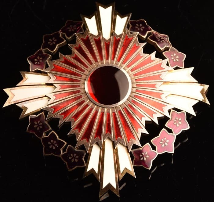Order of the Paulownia Flowers breast star marked ヒ.jpg